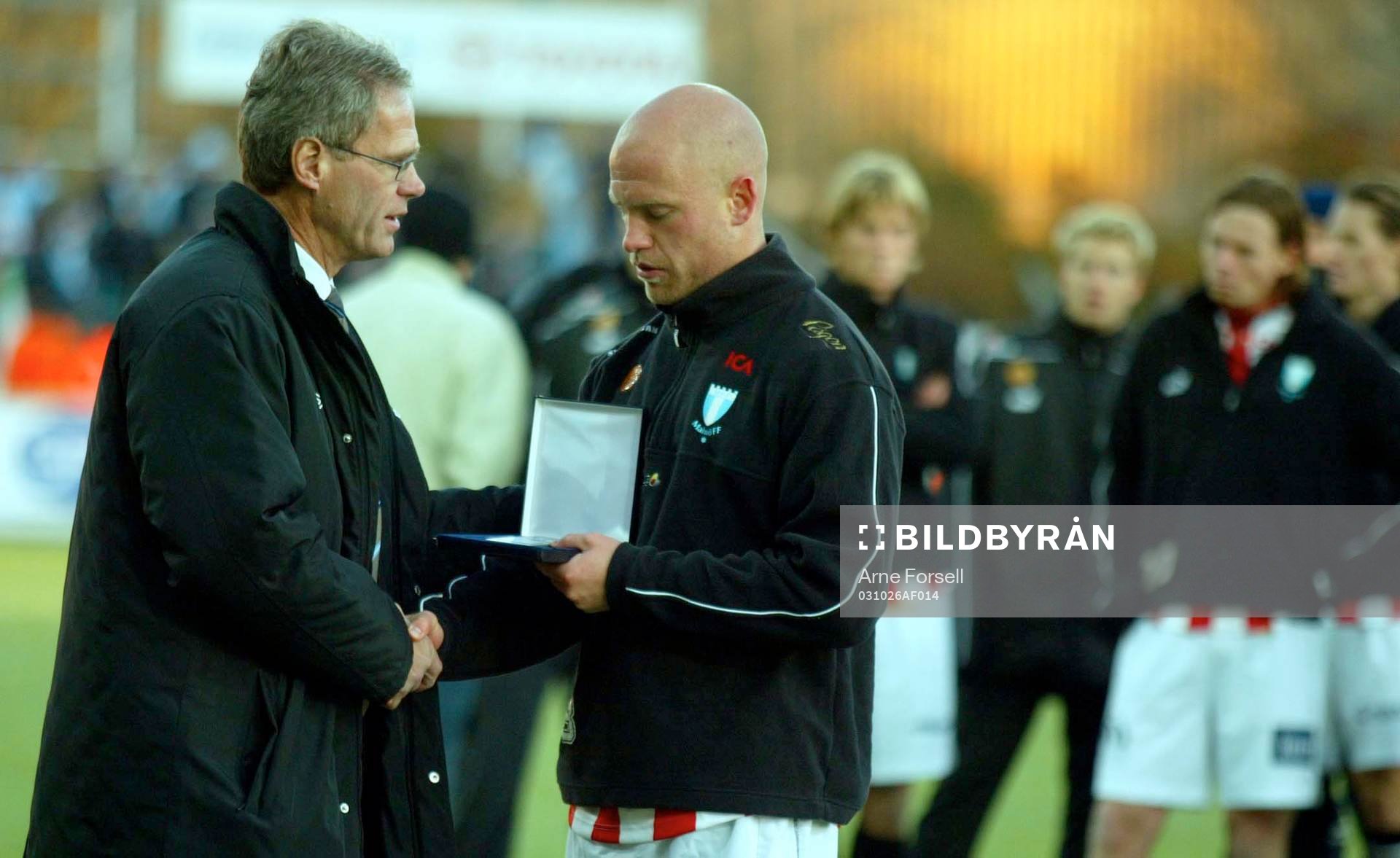 Olof Persson tar emot trofén för placeringen i