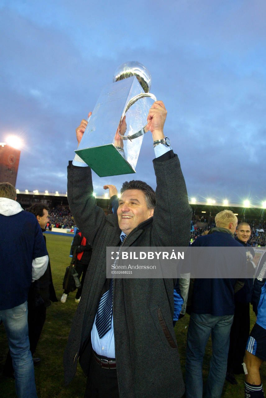 Zoran Lucic, tränare Djurgården, höjer bucklan