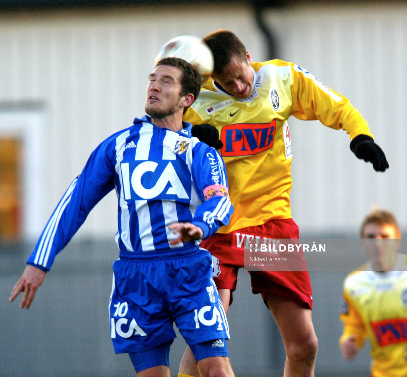 Martin Ericsson i höjdduell med en BOIS-spelare