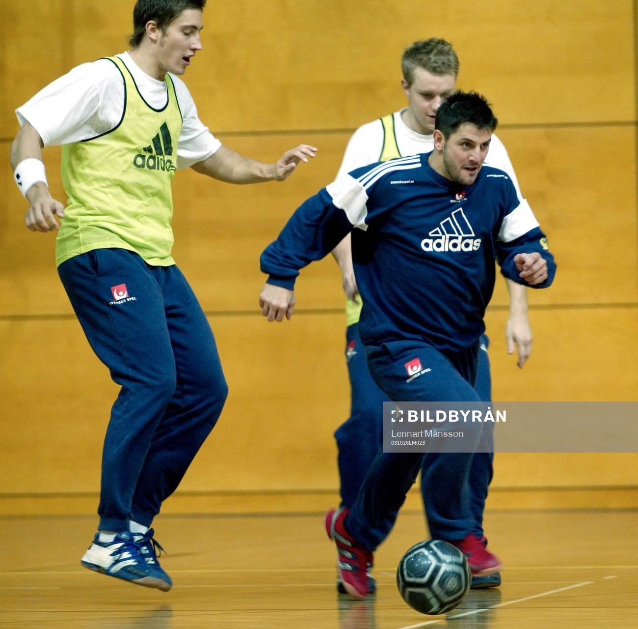 Handboll, Super Cup, Träning Sverige: Fotboll på handbollsträningen, skadade Ljubomir Vranjes skojar med Marcus Alm och Sebastian Seifert
