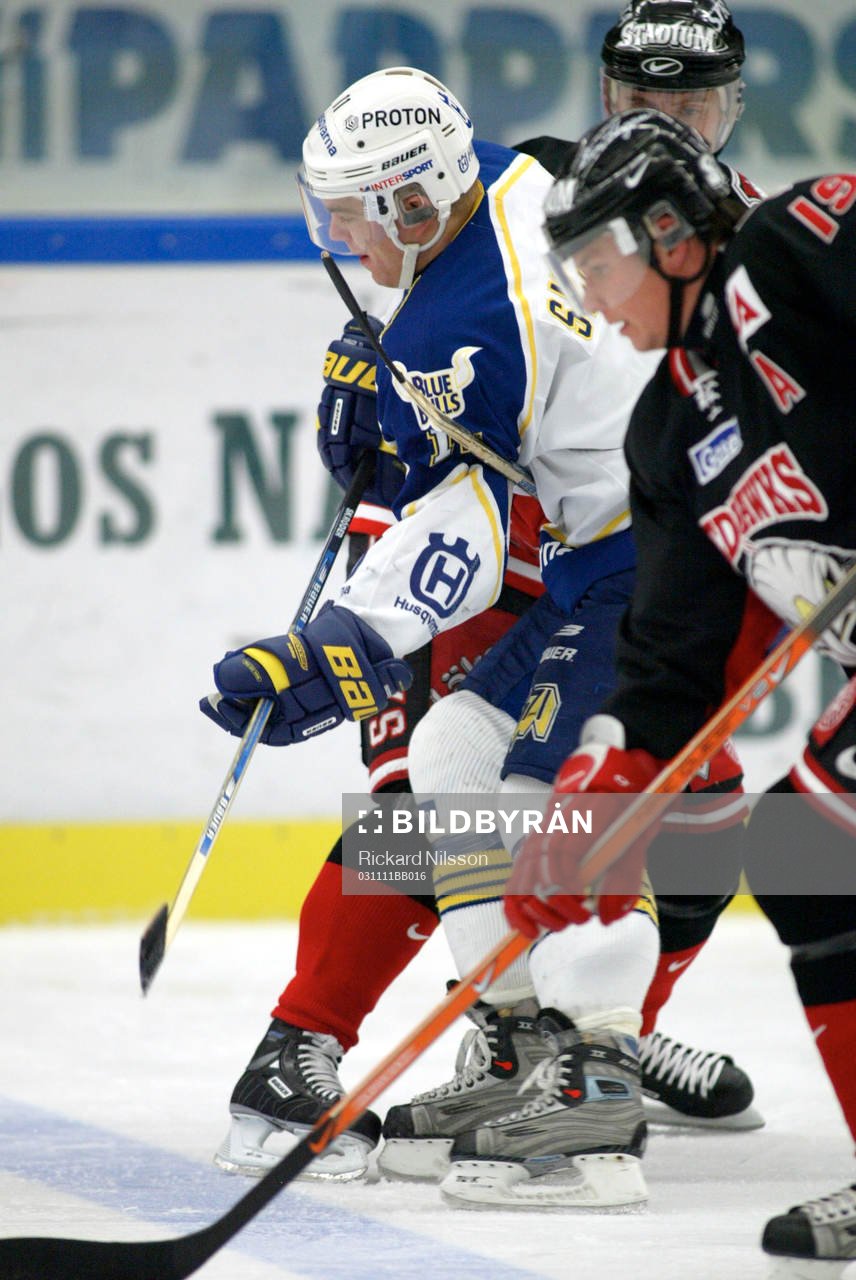 Per-Åge Skröder, HV71 omgiven av Malmöspelare