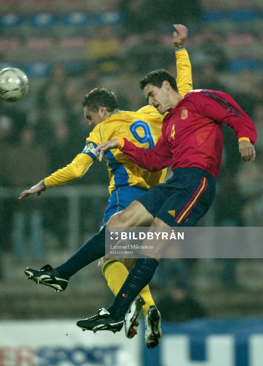 Johan Elmander trycks i ryggen av Pablo
