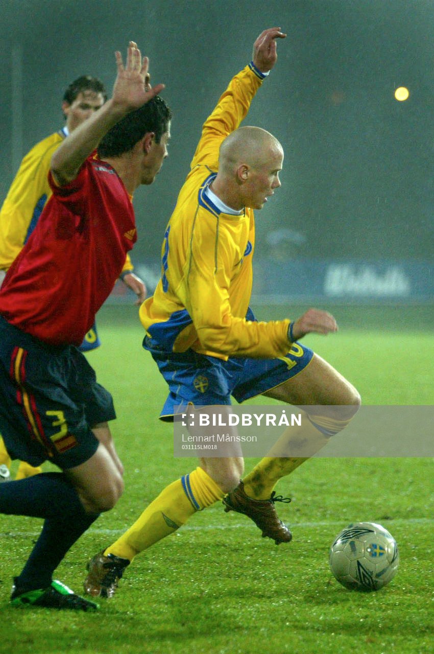 Alexander Farnerud, målskytt, lurar en spanjor