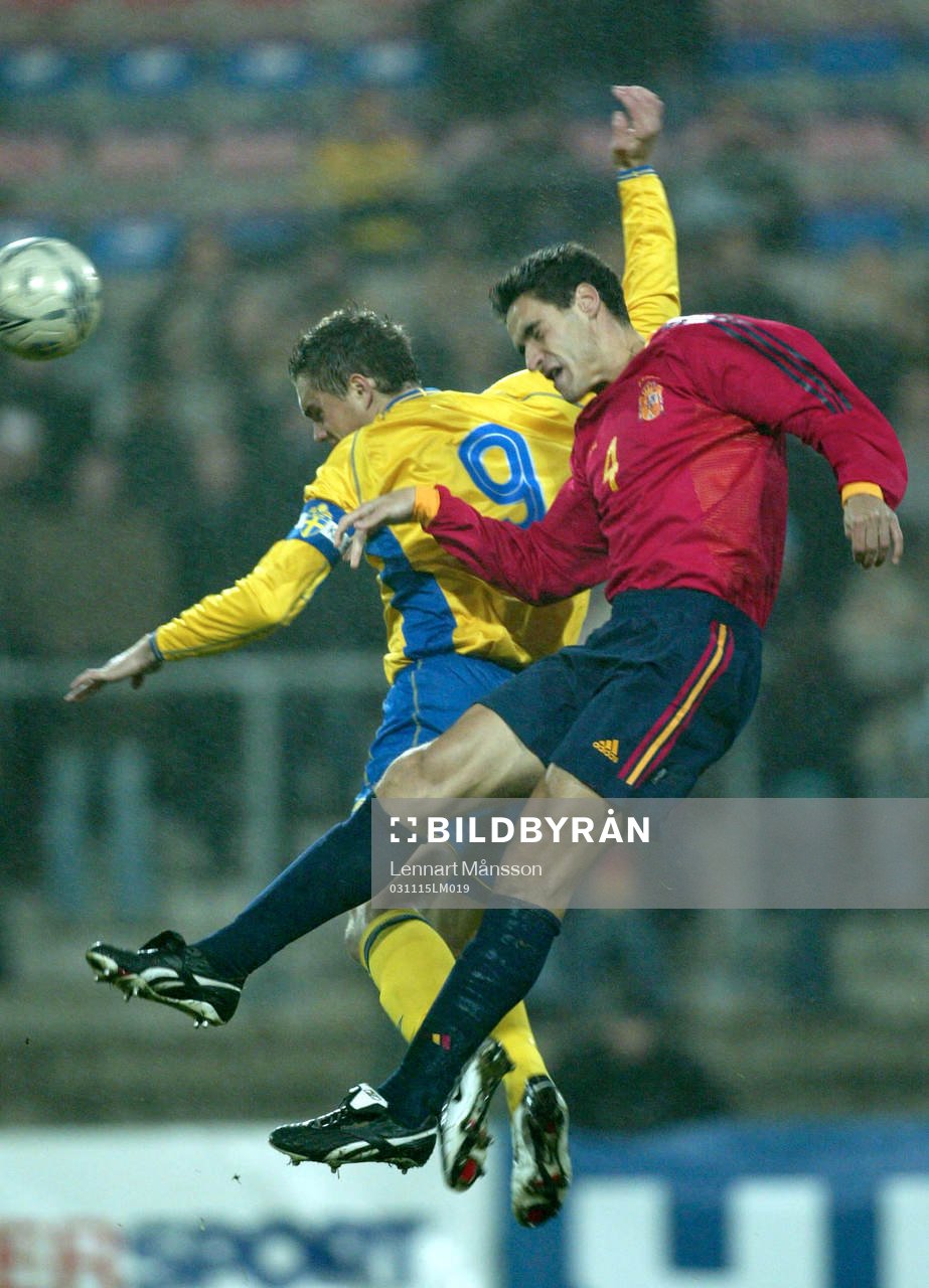 Johan Elmander trycks i ryggen av Pablo