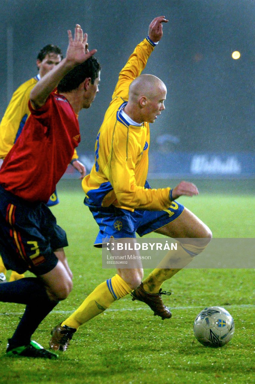 Alexander Farnerud, målskytt, lurar en spanjor