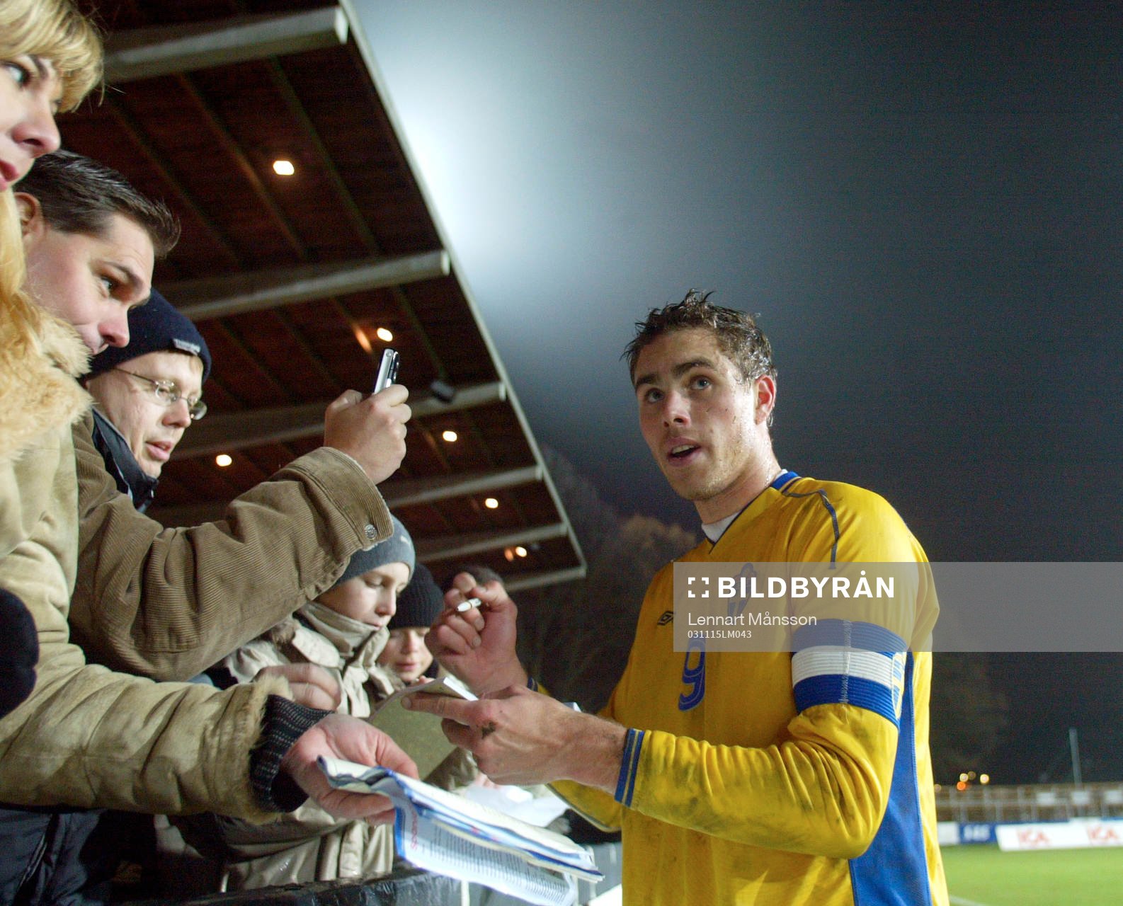 Johan Elmander skriver autografer