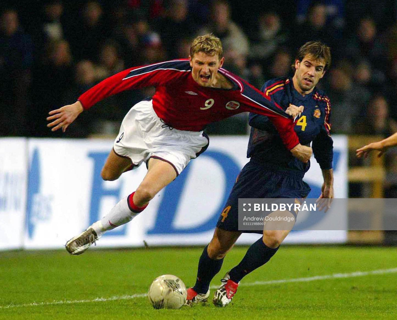 Tore Andre Flo, Norge fälls av David Albelda, Spanien