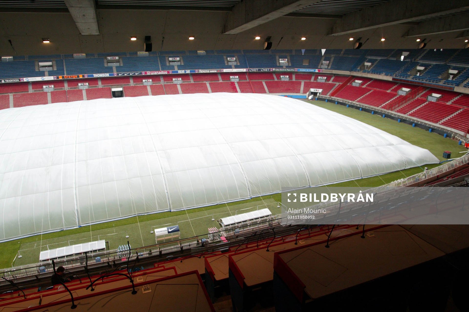 Fotboll, Paris St Germains stadion med en ny sorts regnskydd