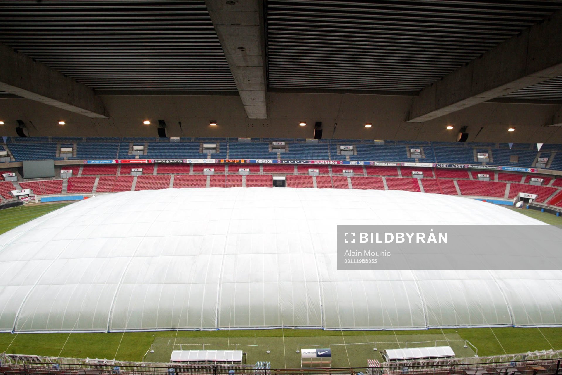 Fotboll, Paris St Germains stadion med en ny sorts regnskydd