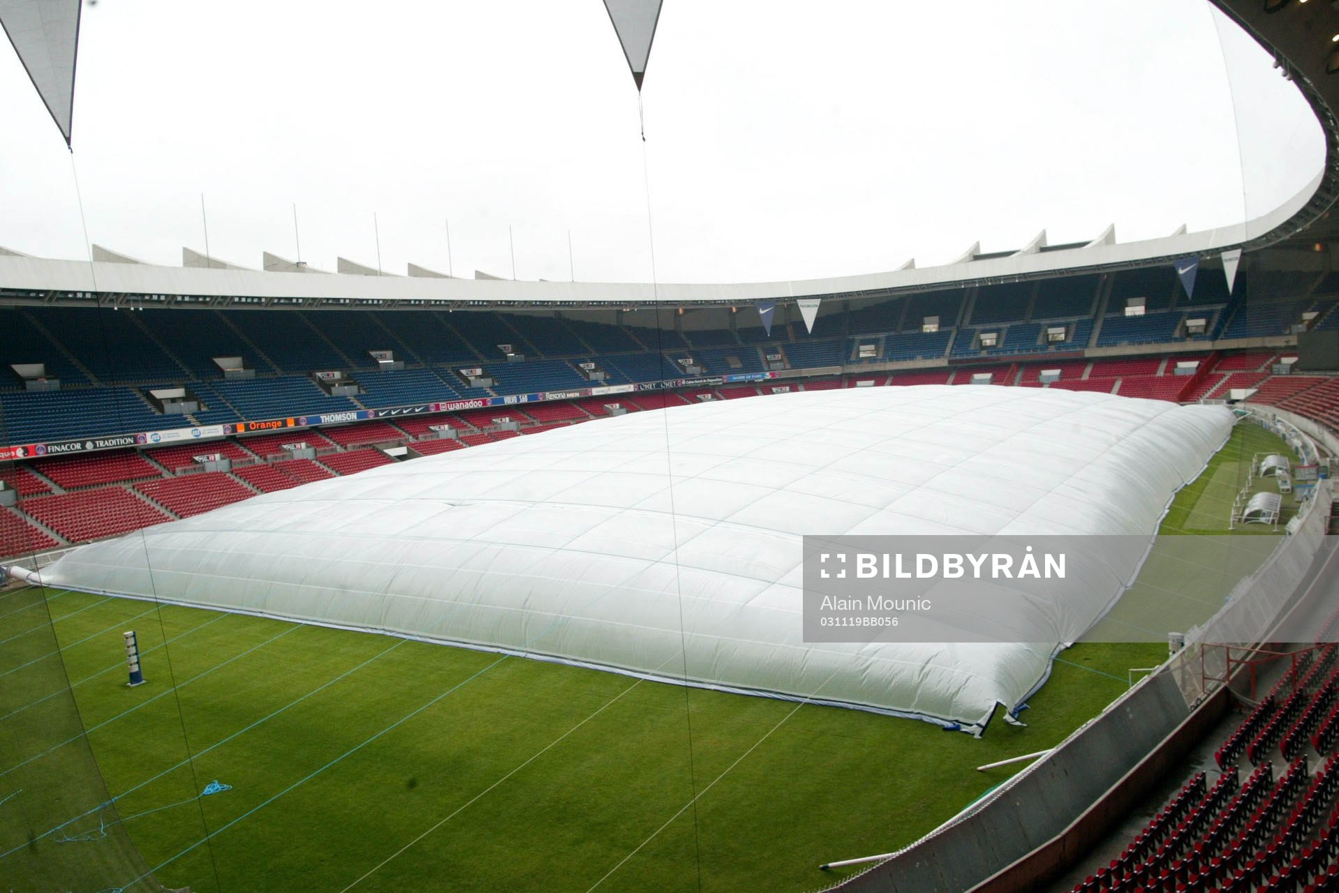 Fotboll, Paris St Germains stadion med en ny sorts regnskydd