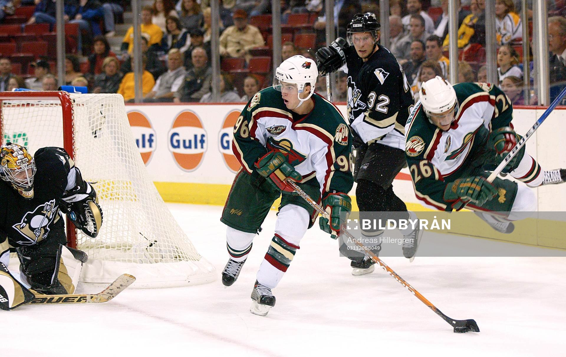 Dick Tärnström, Pittsburgh, tacklar Christoph Brandner,