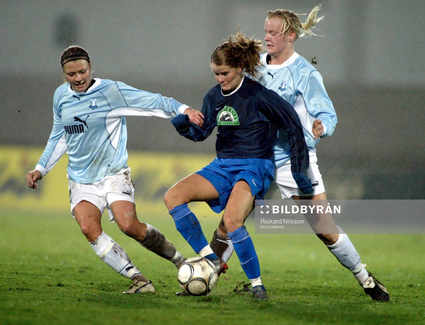 Karolina Westberg och Nilla Fischer, Malmö, omringar en