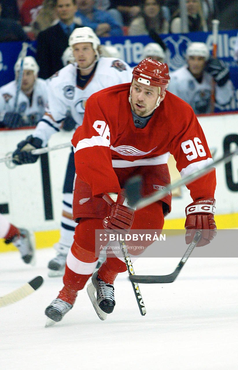 Tomas Holmström, slår av klubban före han skadar sig