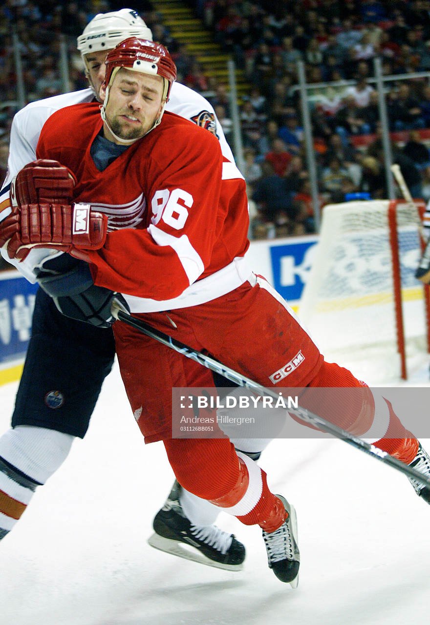 Här skadar  Tomas Holmström sin högra axel när han