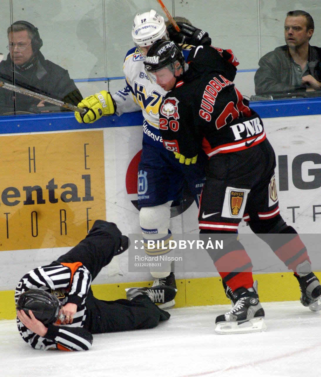 Ulf Rådbjer, domare, har träffats av pucken. Niklas