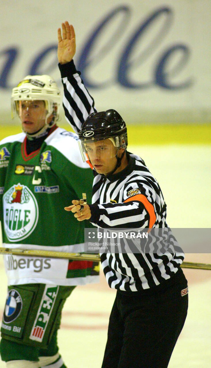 Domaren Niklas Persson, hade mycket att göra
