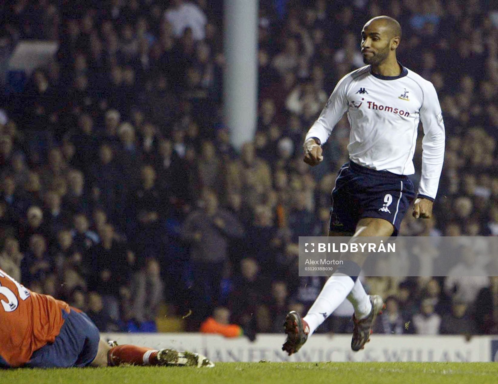 Frederic Kanoute gör det tredje målet för Tottenham