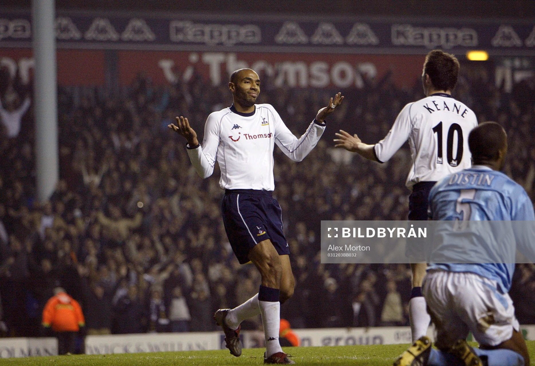  Frederic Kanoute jubel, efter att ha gjort Tottenhams tredje mål, med Robbie Keane.
