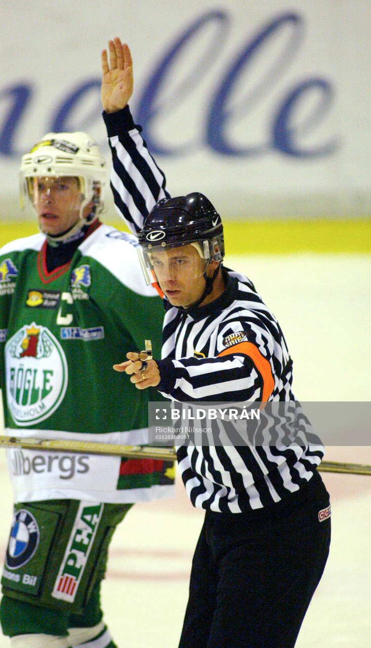 Domaren Niklas Persson, hade mycket att göra