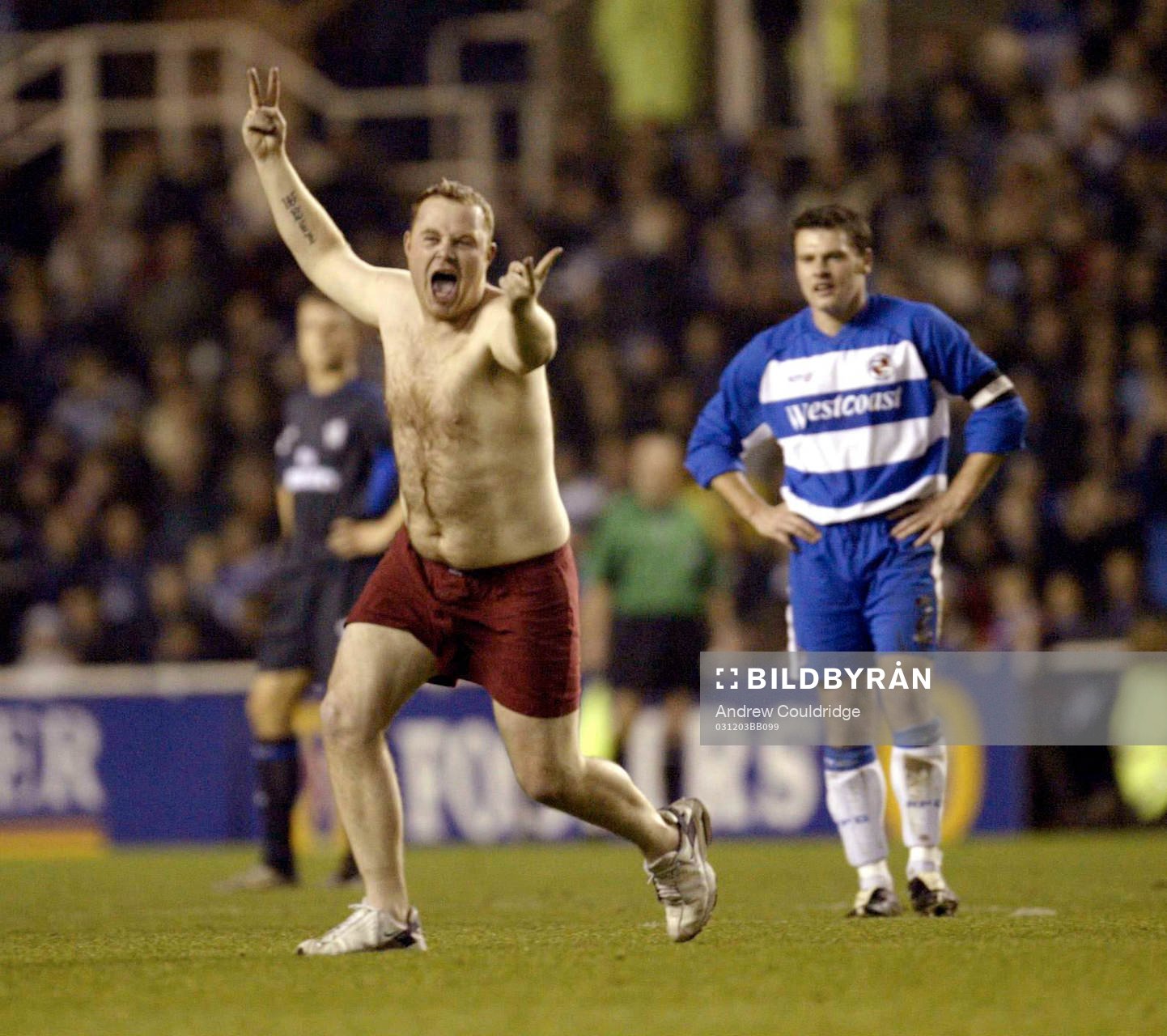 Chelsea streaker springer på planen