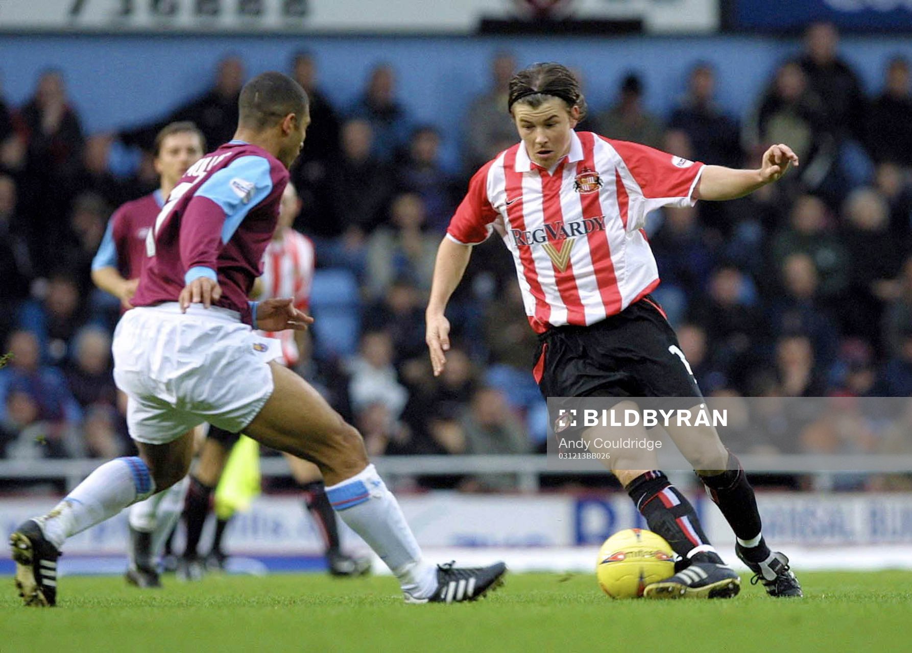 Sunderland's John Oster med boll