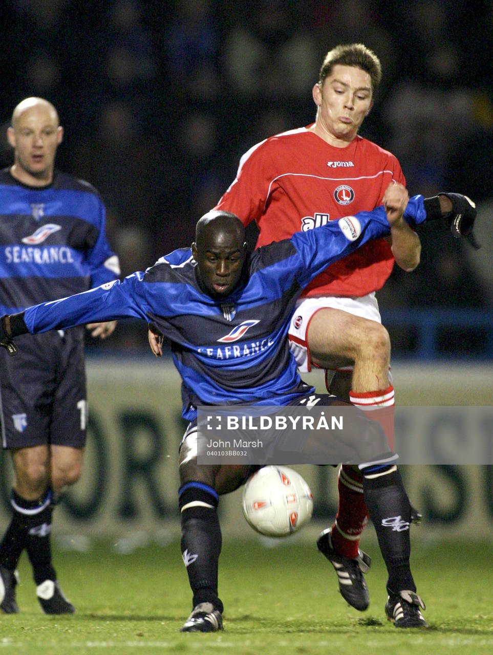 Mamady Sidibe, Gillingham mot Charlton's Matt Holland