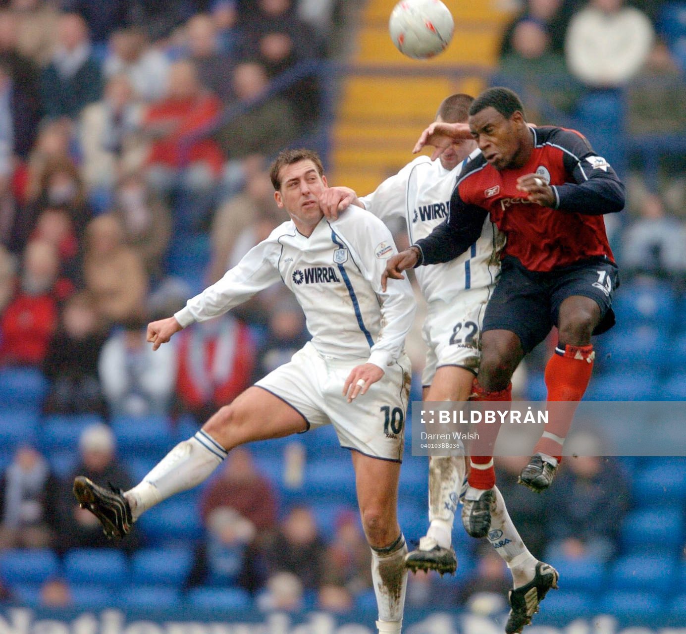  Gary Jones, Tranmere och Paul Linwood, Tranmere och Delroy Facey, Bolton i nickduell.