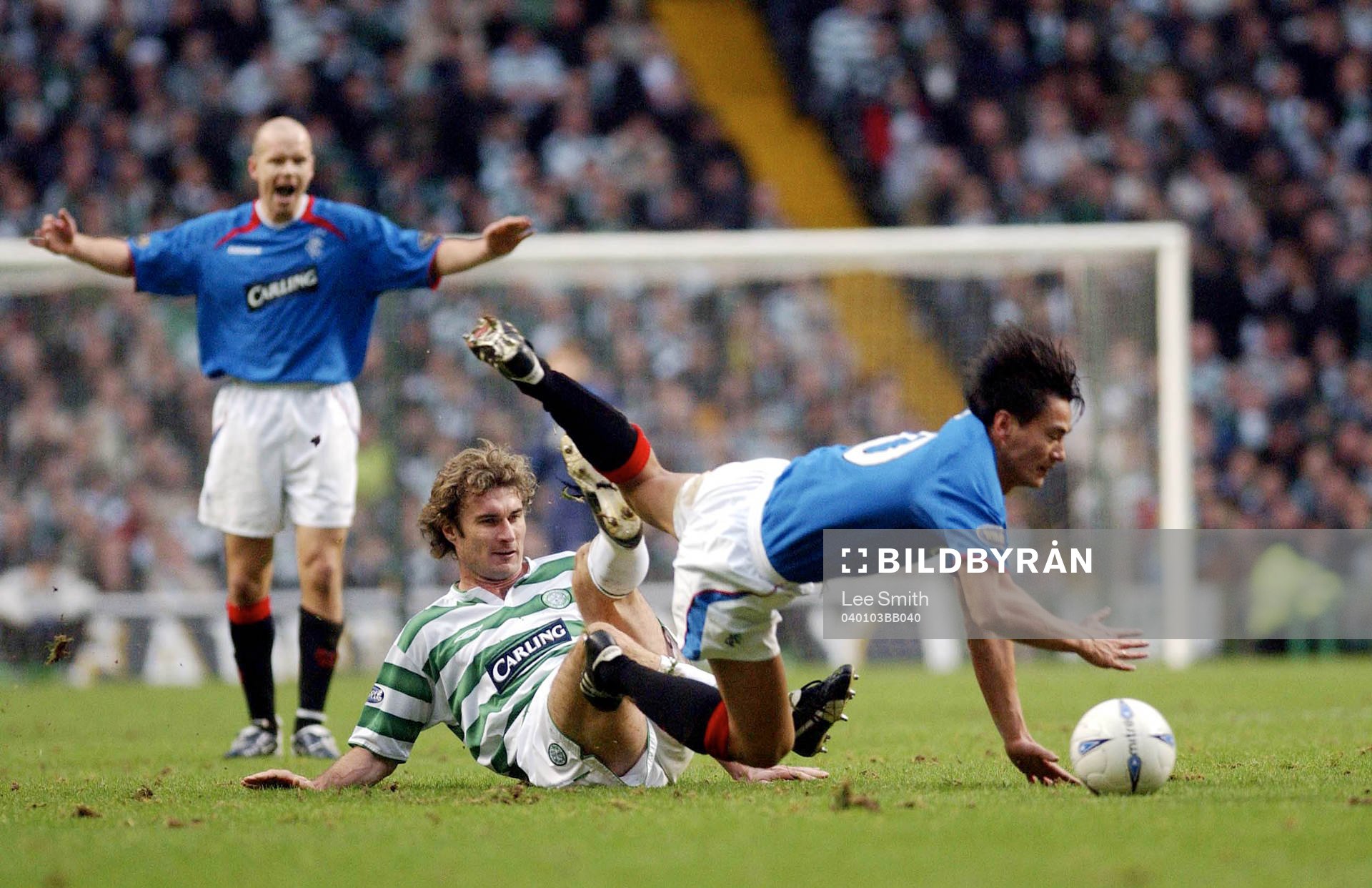 Celtic's Stanislav Varga fäller Rangers'  Michael Mols