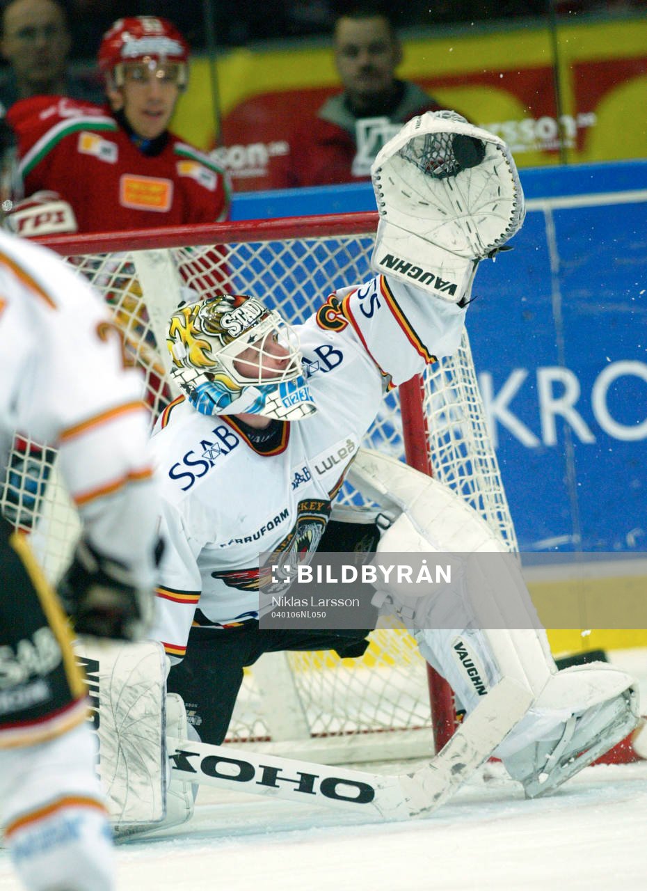 Daniel Henriksson, målvakt Luleå. Räddning, puck i
