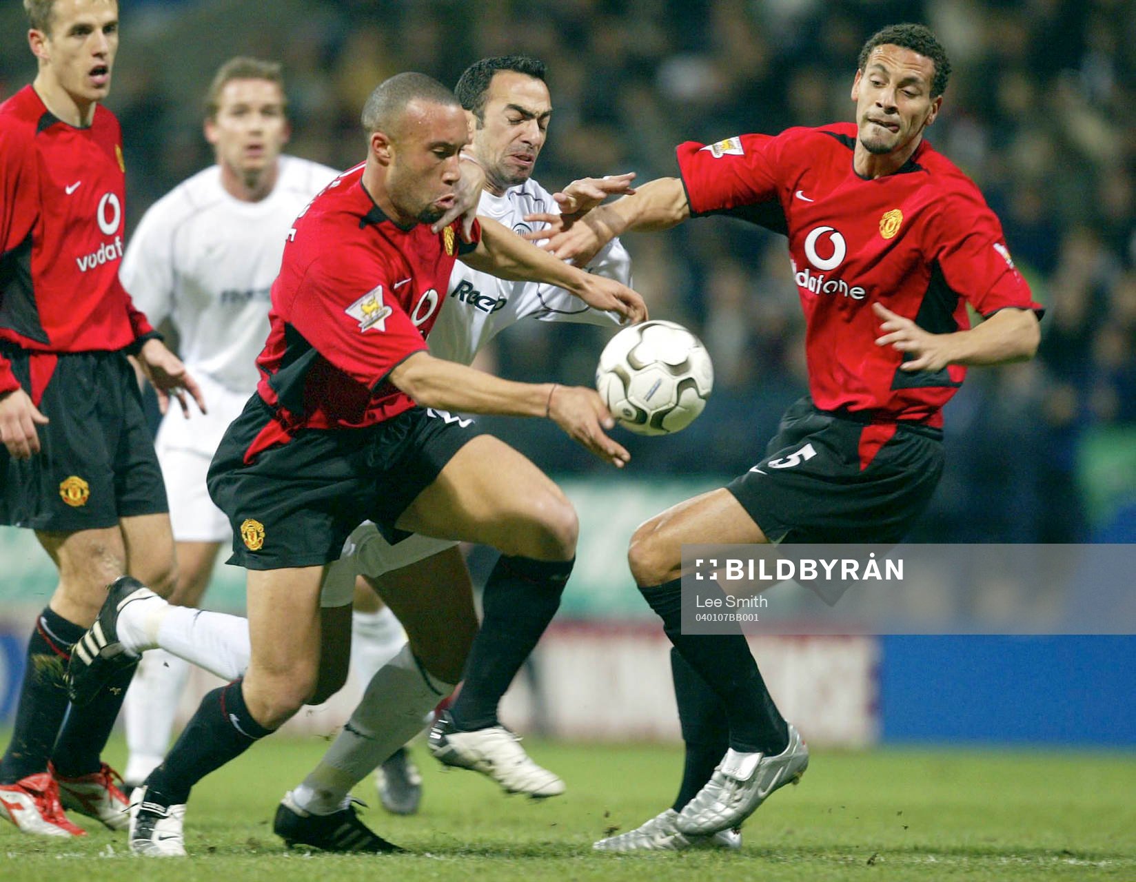  Mikael Silvestre, Man U och Rio Ferdinand i närkamp mot Youri Djorkaeff, Bolton.