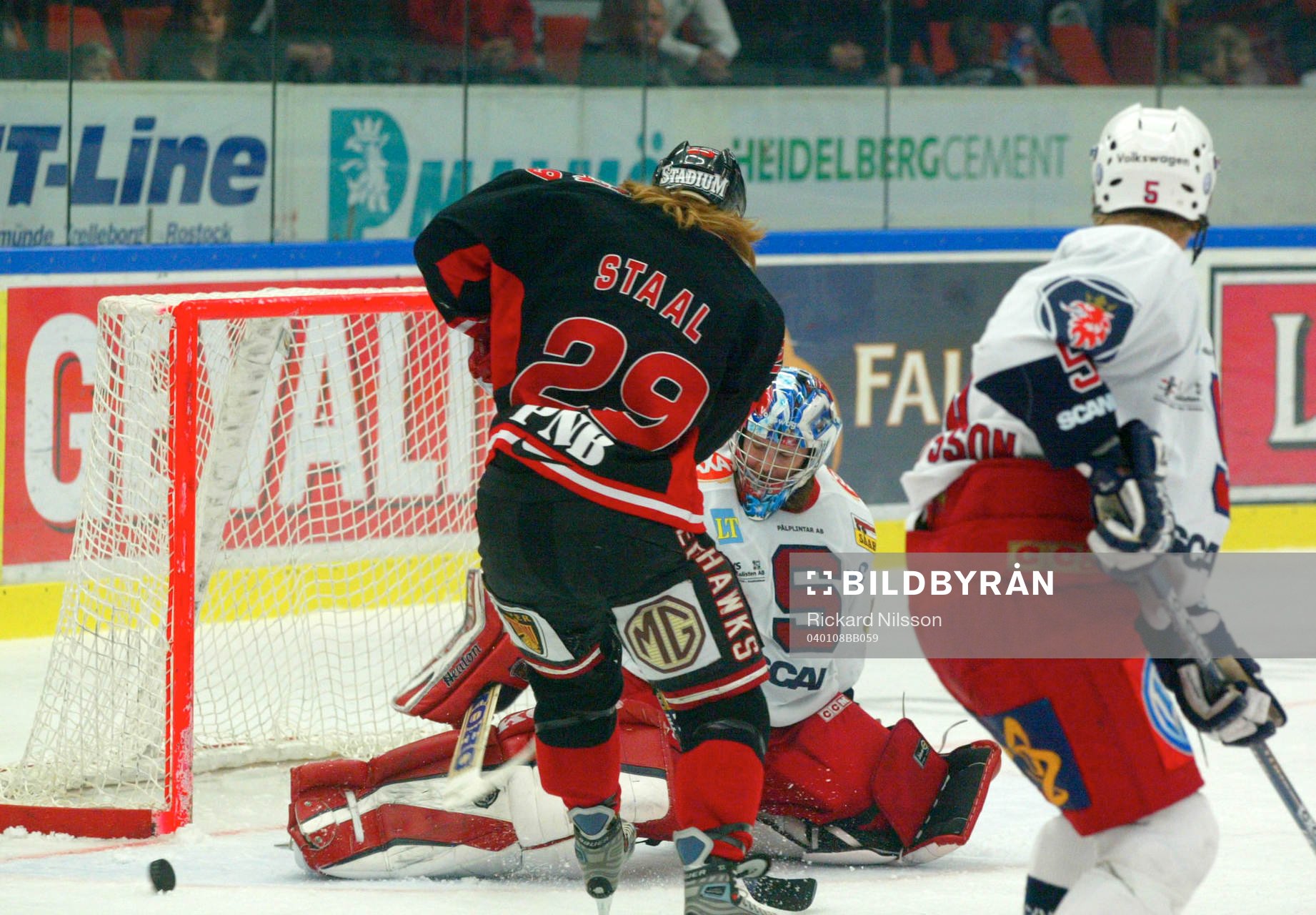 Kim Staal, Malmö, är framme och utmanar Rolf Wanhainen,