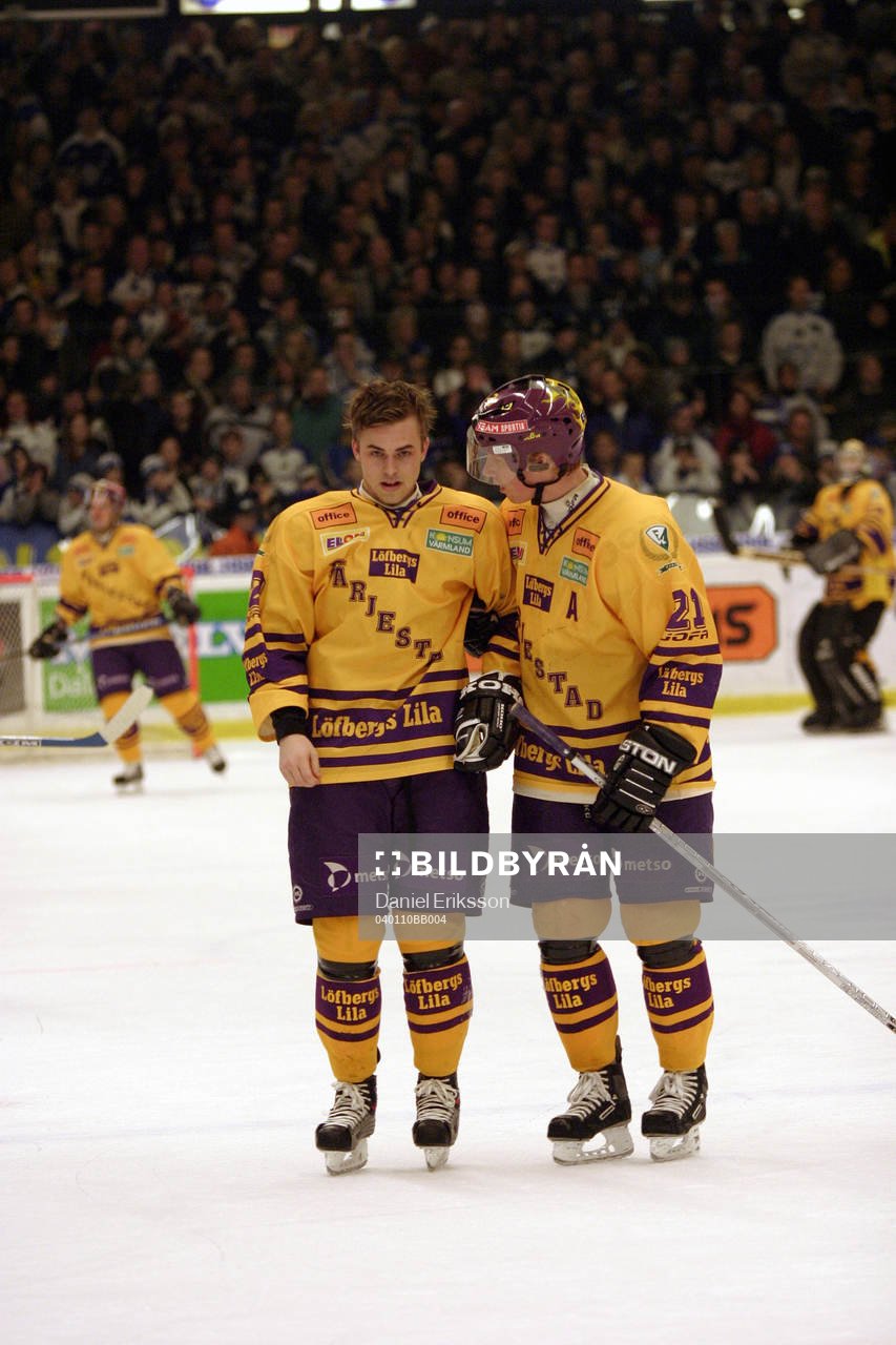 Nr 22 i Färjestad hjälps ut av nr 21 Jörgen Jönsson