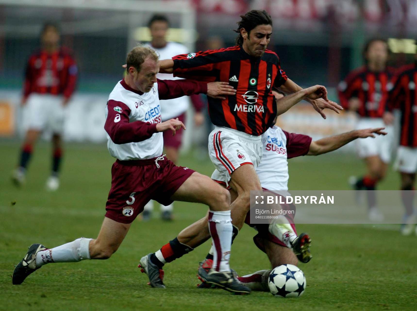 Fotboll, Italiensk, Serie A, Milan - Reggina: Rui Costa tas hårt av Reggianaförsvaret