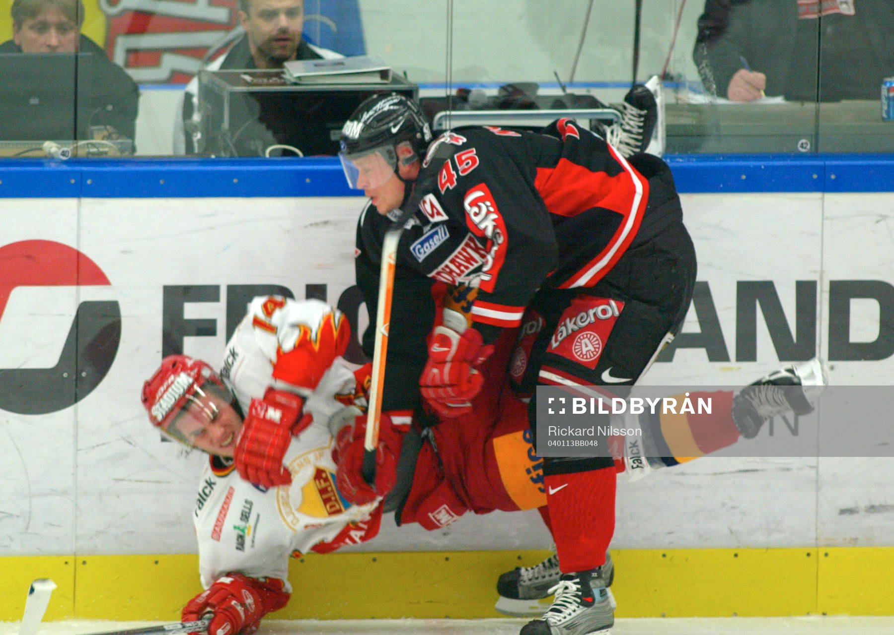 Johan Norgren, Malmö, vräker omkull Daniel Rudslätt,