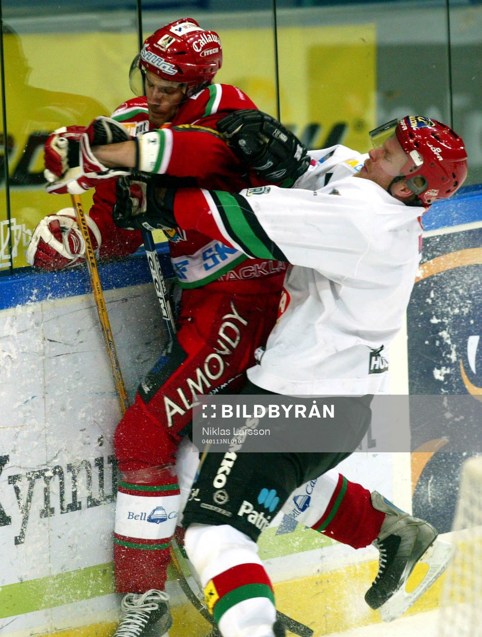 Magnus Kahnberg får en tryckare av Jesper Damgaard, Modo
