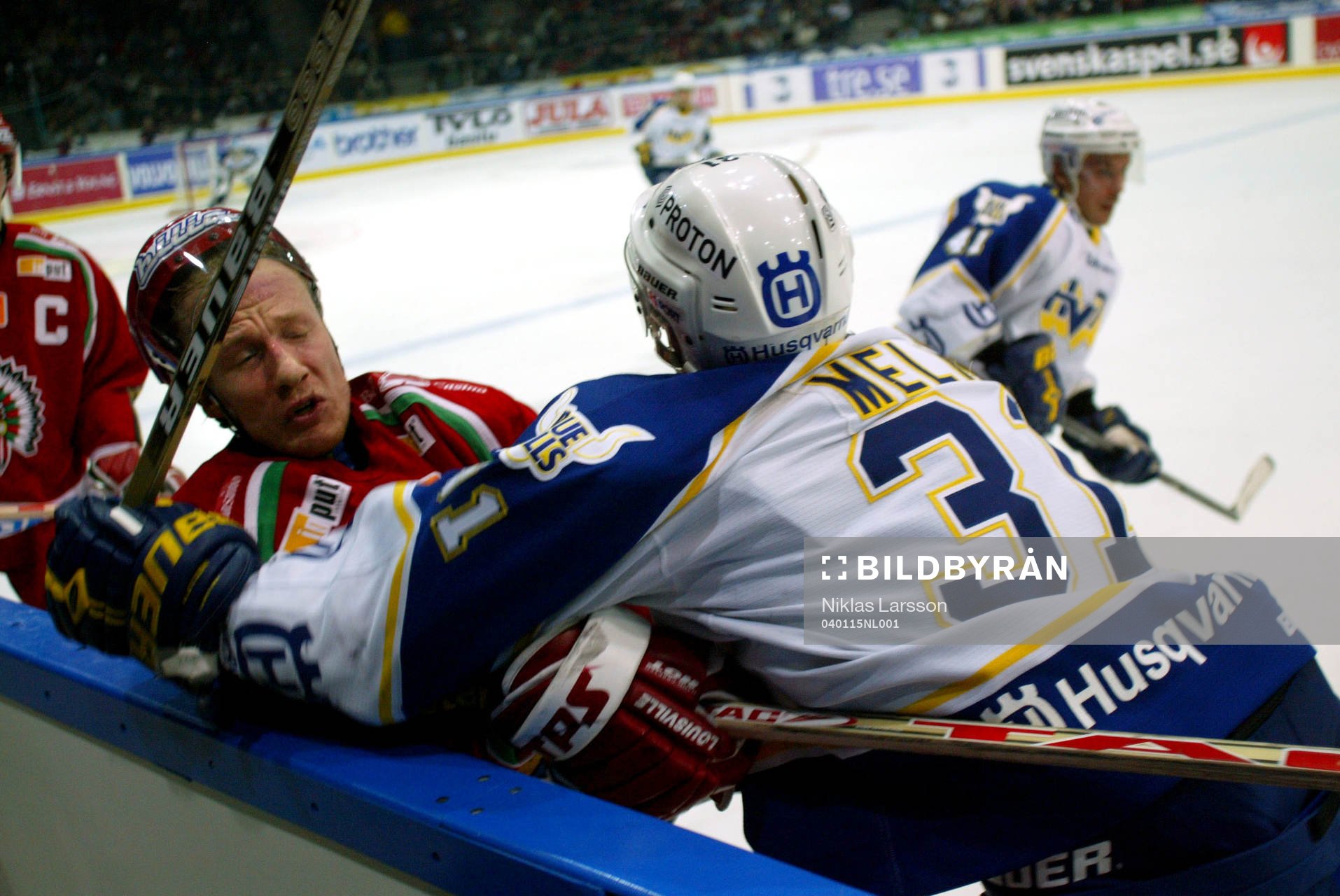Björn Melin ger Niklas Andersson en tryckare