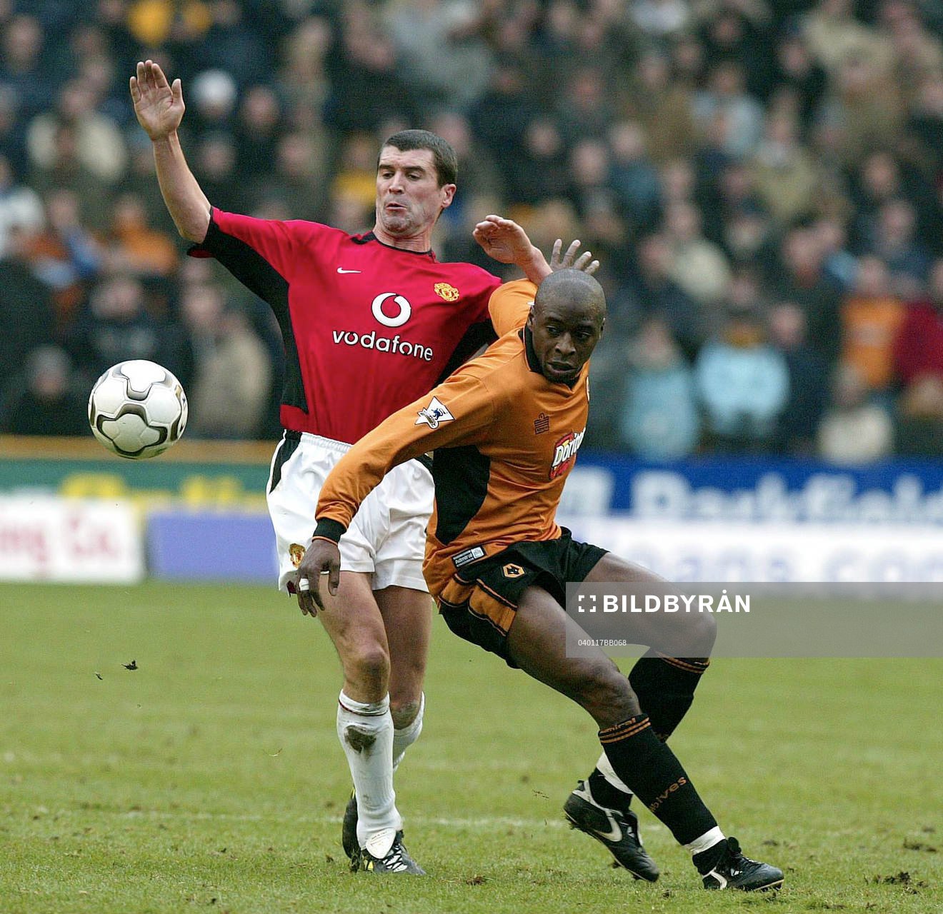 Man Utd's Roy Keane mot Wolves Shaun Newton
