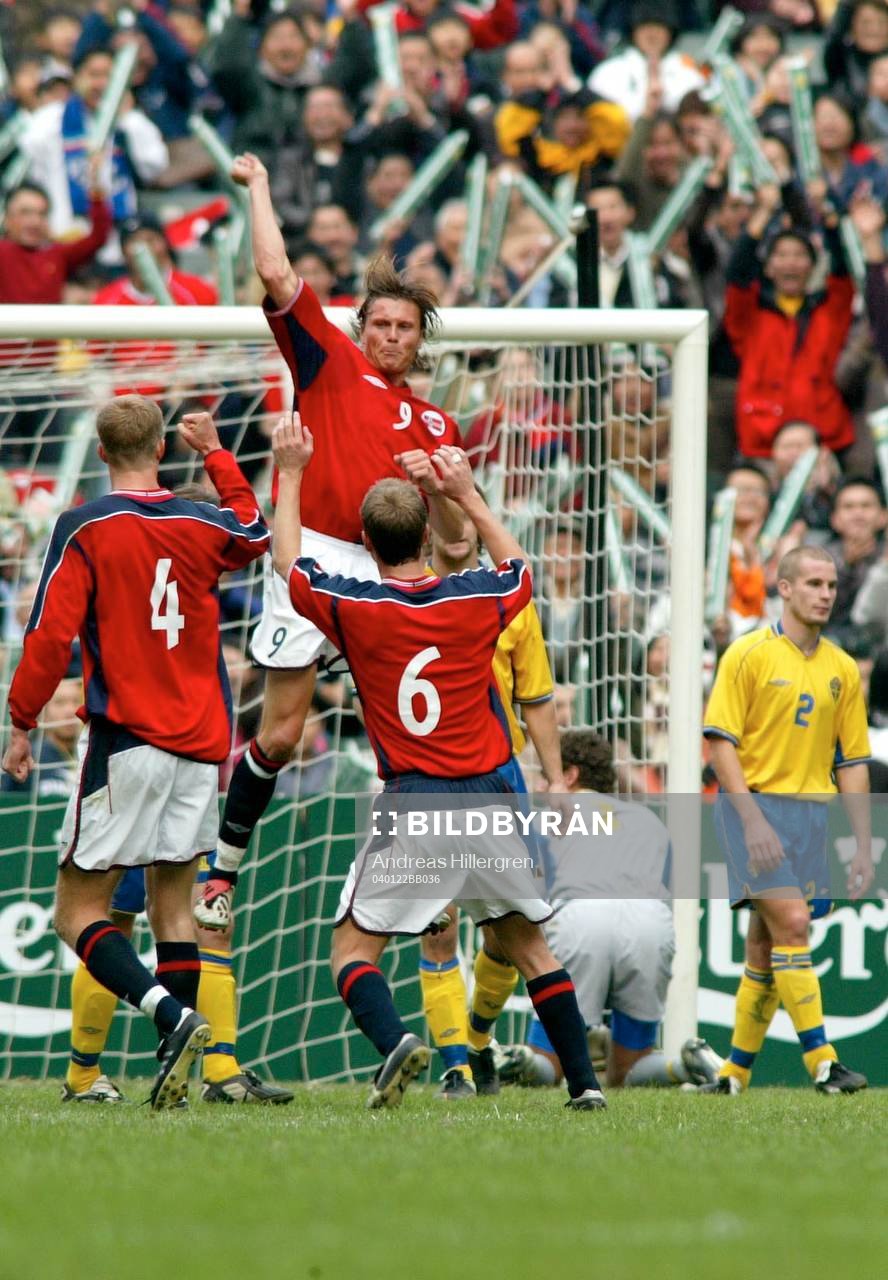  0-1 till norge , jubel av nr 9, Frode Johnsen.