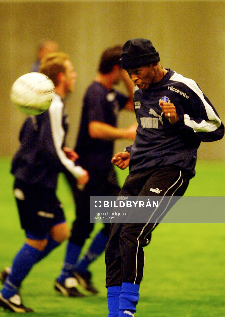 Fotboll, Thando Mngomeni ( Kanu ), Provtränar i