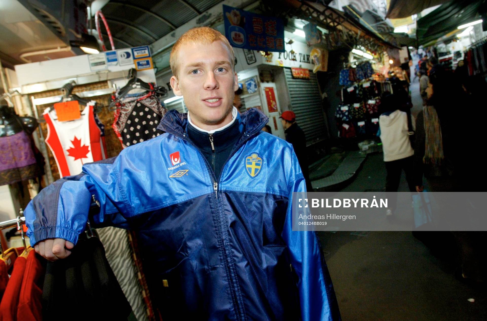 Andreas Johansson,  gör ett besök på en lokal marknad