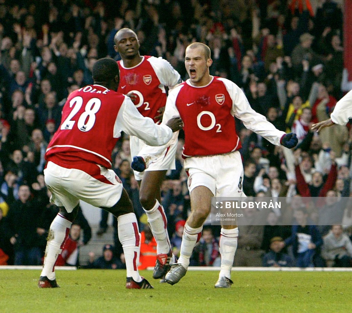  Fredrik  Ljungberg, Arsenal, jubel med Kolo Toure, Viera i bakgrunden.