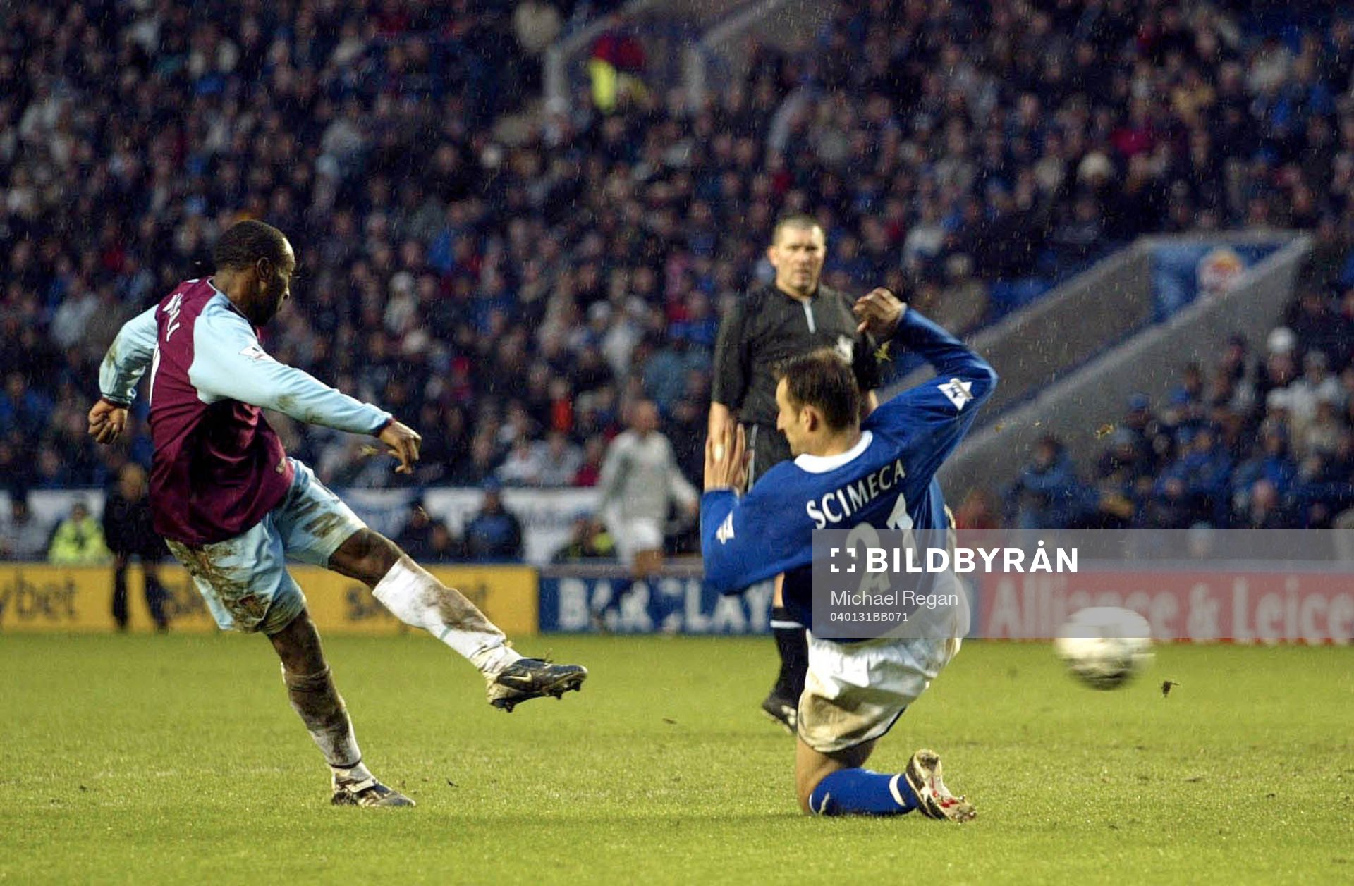 Aston Villa´s Darius Vassell skjuter in sitt andra mål