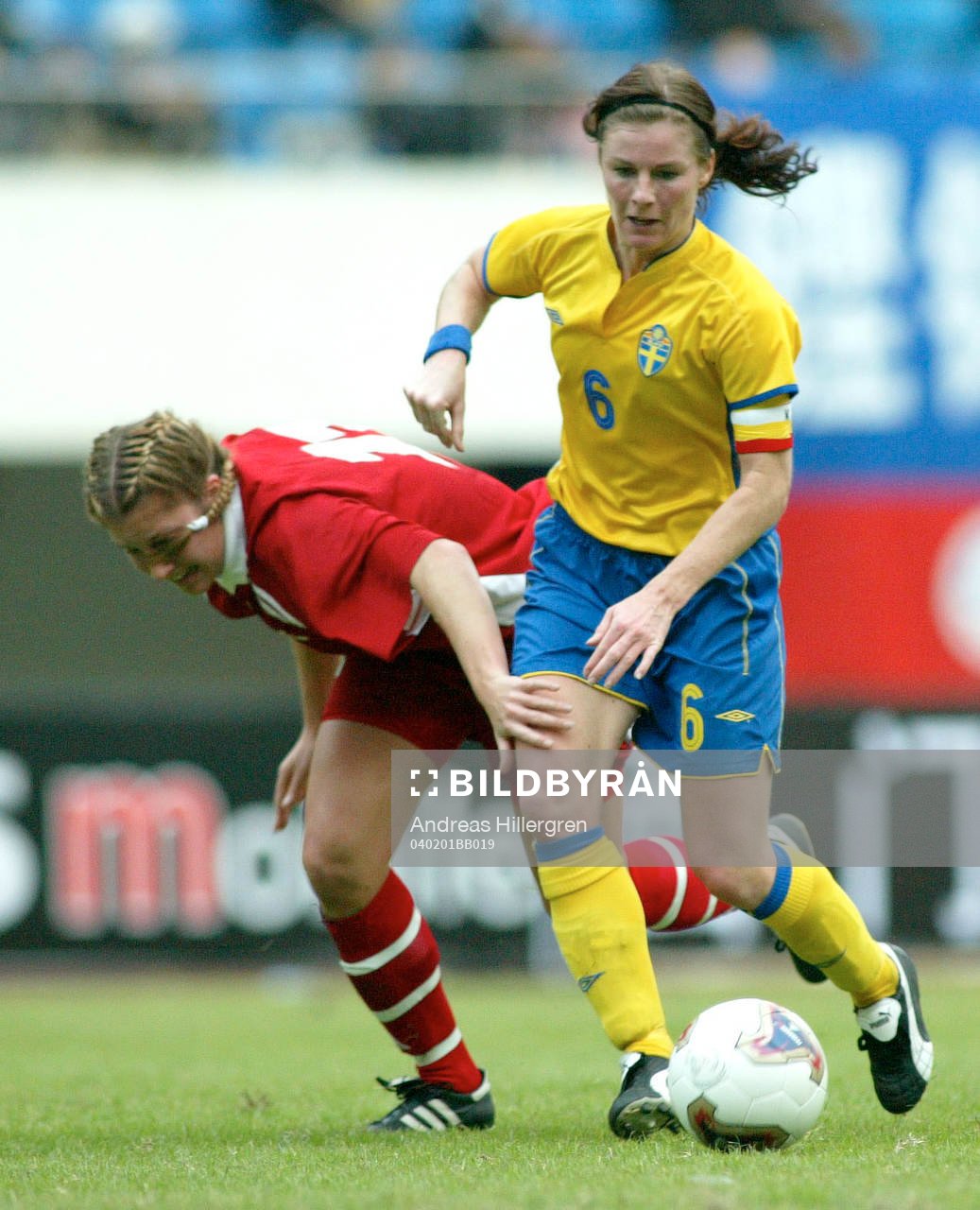  Malin Moström, gör 0-1 för Sverige efter att ha sprungit ifrån Randee Hermus, Kanada.