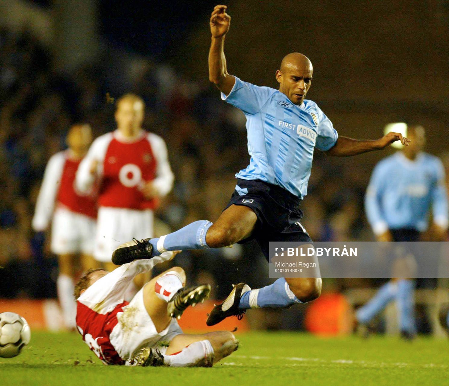  Arsenal's Ray Parlour och Manchester City's Trevor Sinclair i närkamp.