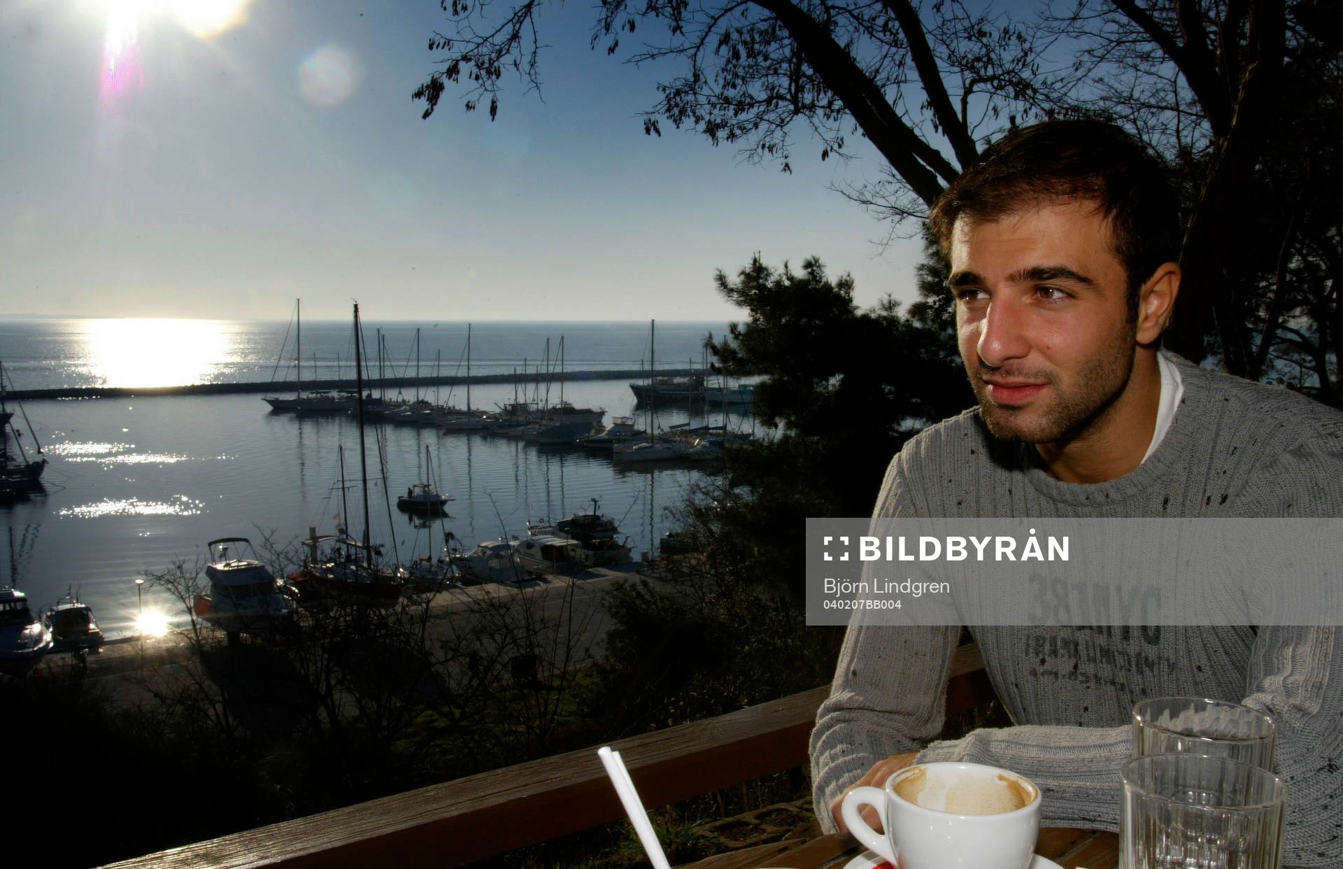 Fotboll, Grekisk, Kennedy Bakircioglu sitter på en