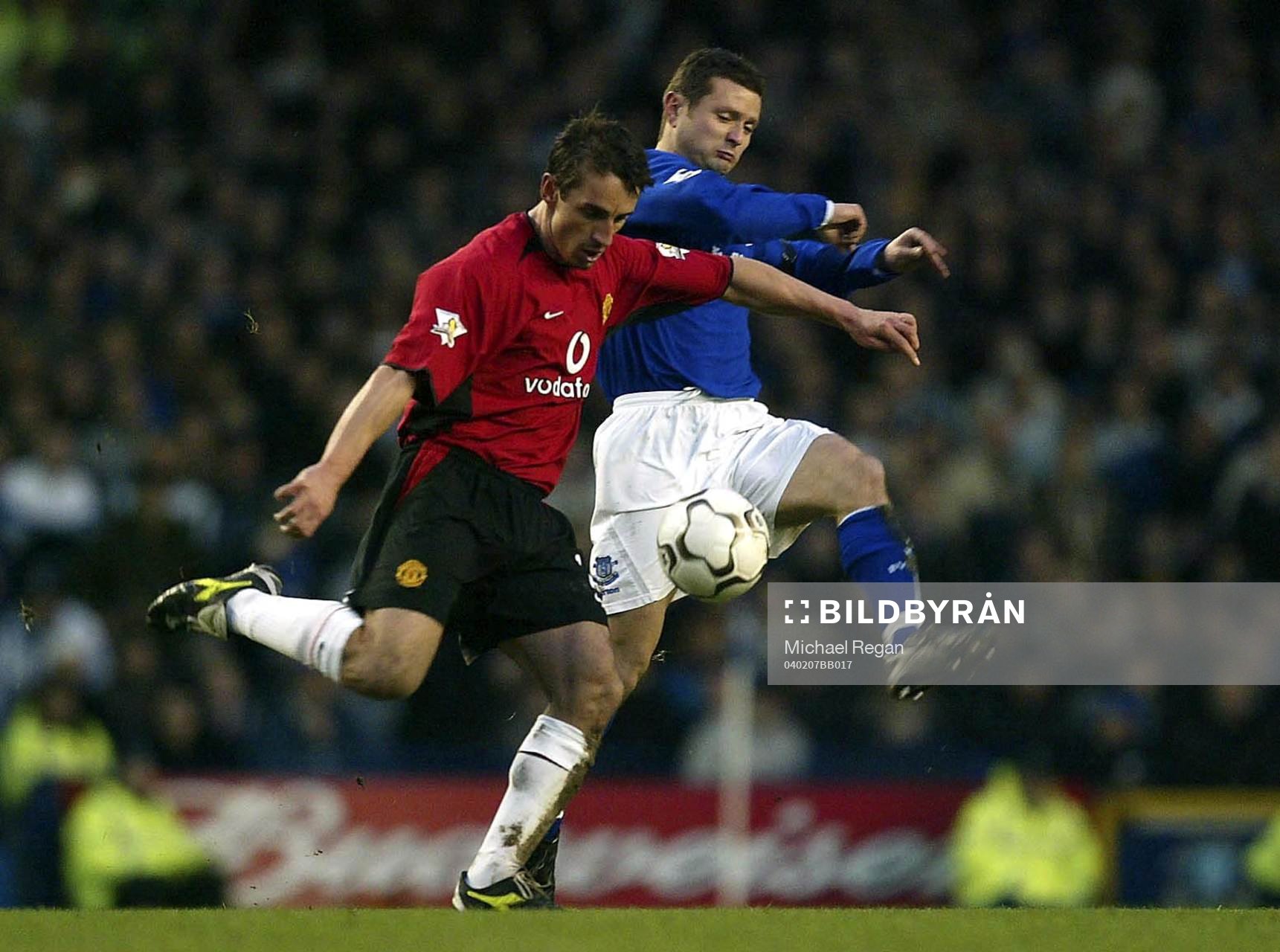  Gary Neville, MAnchester och Tomasz Radzinski, Everton.