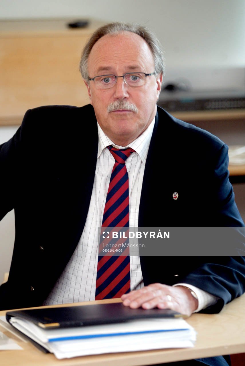 Sten-Inge Fredin, ordförande, håller hårt i pappren