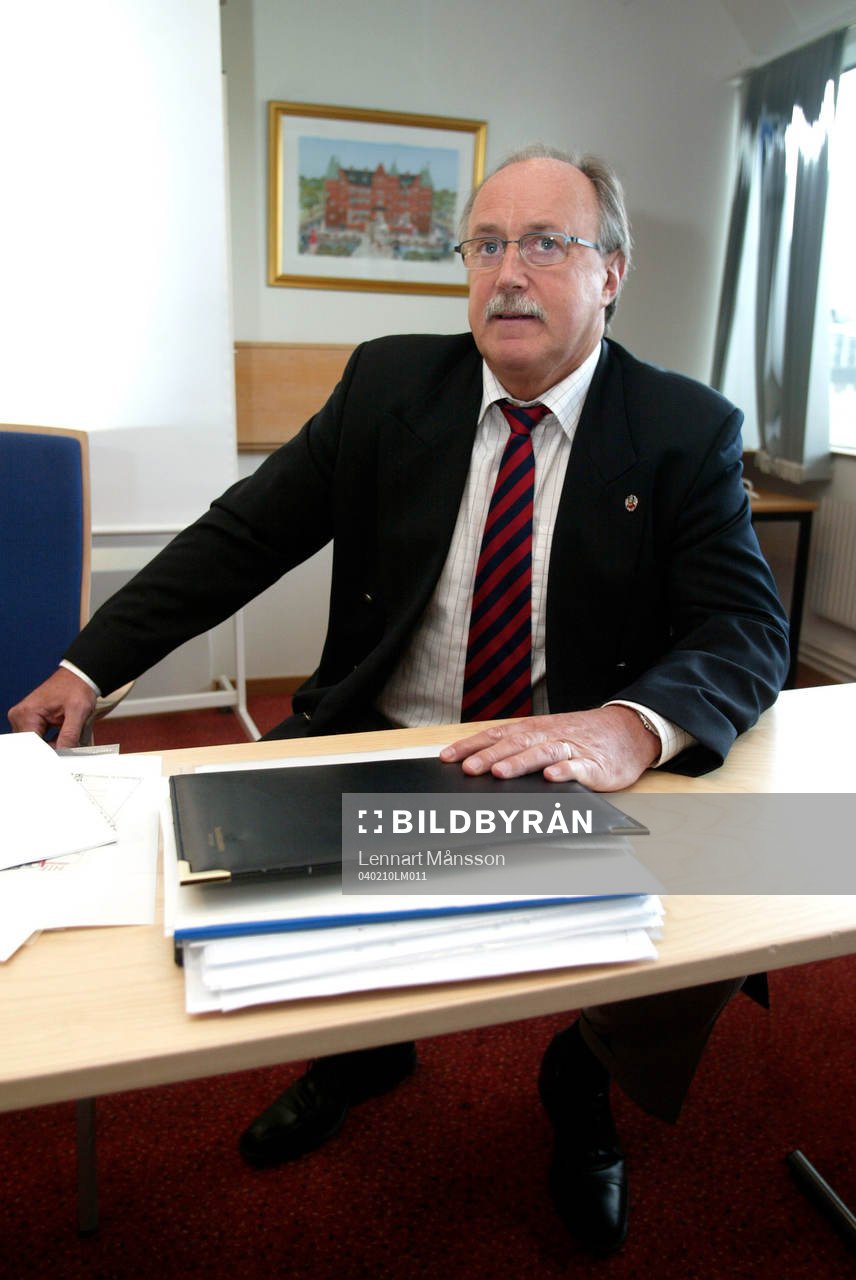 Ordförande Sten-Inge Fredin håller hårt i pappren
