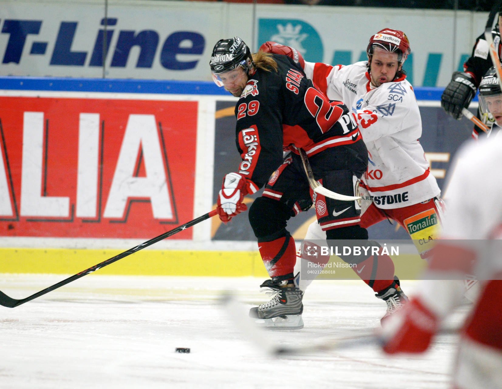 Kim Staal, Malmö, uppvaktas av Christian Sjögren, Timrå