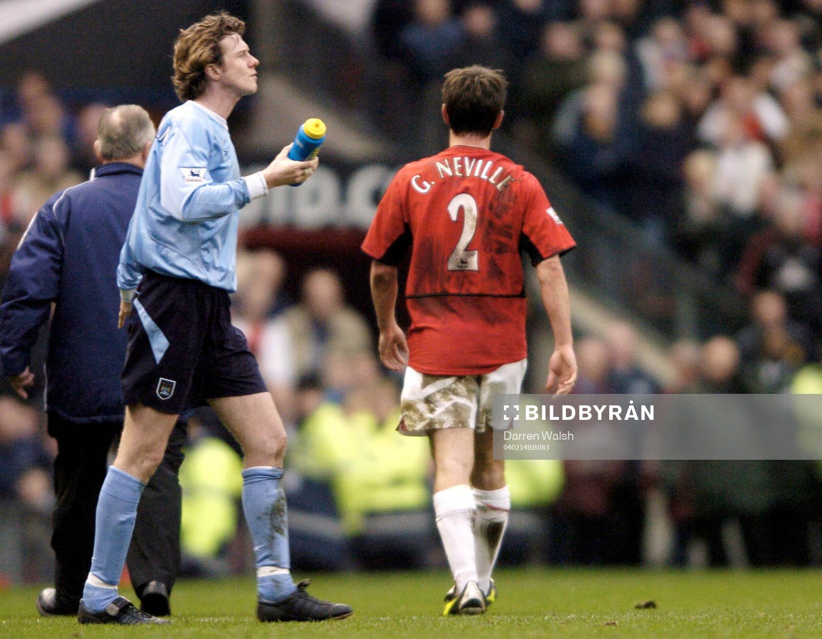  Gary Neville, Manchester United blir utvisad och Steve McManaman, Manchester City.